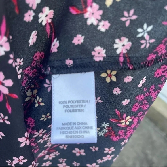 Nordstrom Bobeau flutter sleeve crepe blouse. Floral pattern, size XS. - Picture 4 of 5